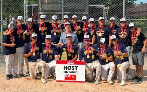 West Carleton Electric Gagne la Médaille d'Or au Championnat Canadien de Balle Rapide U20 Masculin